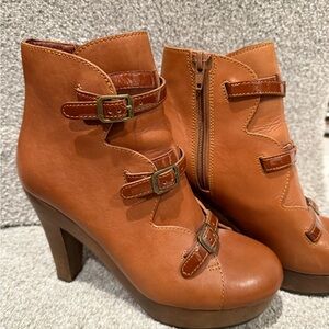 See by Chloe, 3 straps, Leather Camel/Brown Ankle Boots with zipper.
